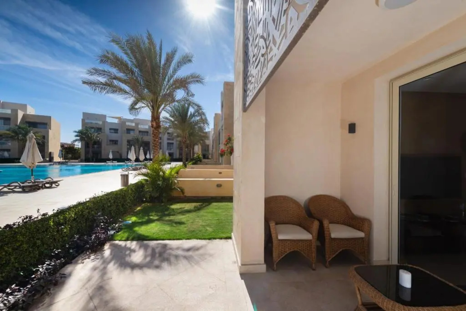 Jazzy 1BDR w Outdoor Pool View Terrace Free Pool & Beach Access