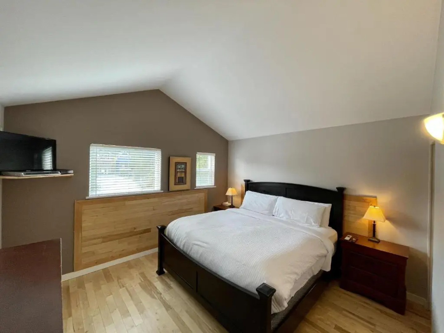 Waterfront 2 bedroom Cottage with Hot Tub!