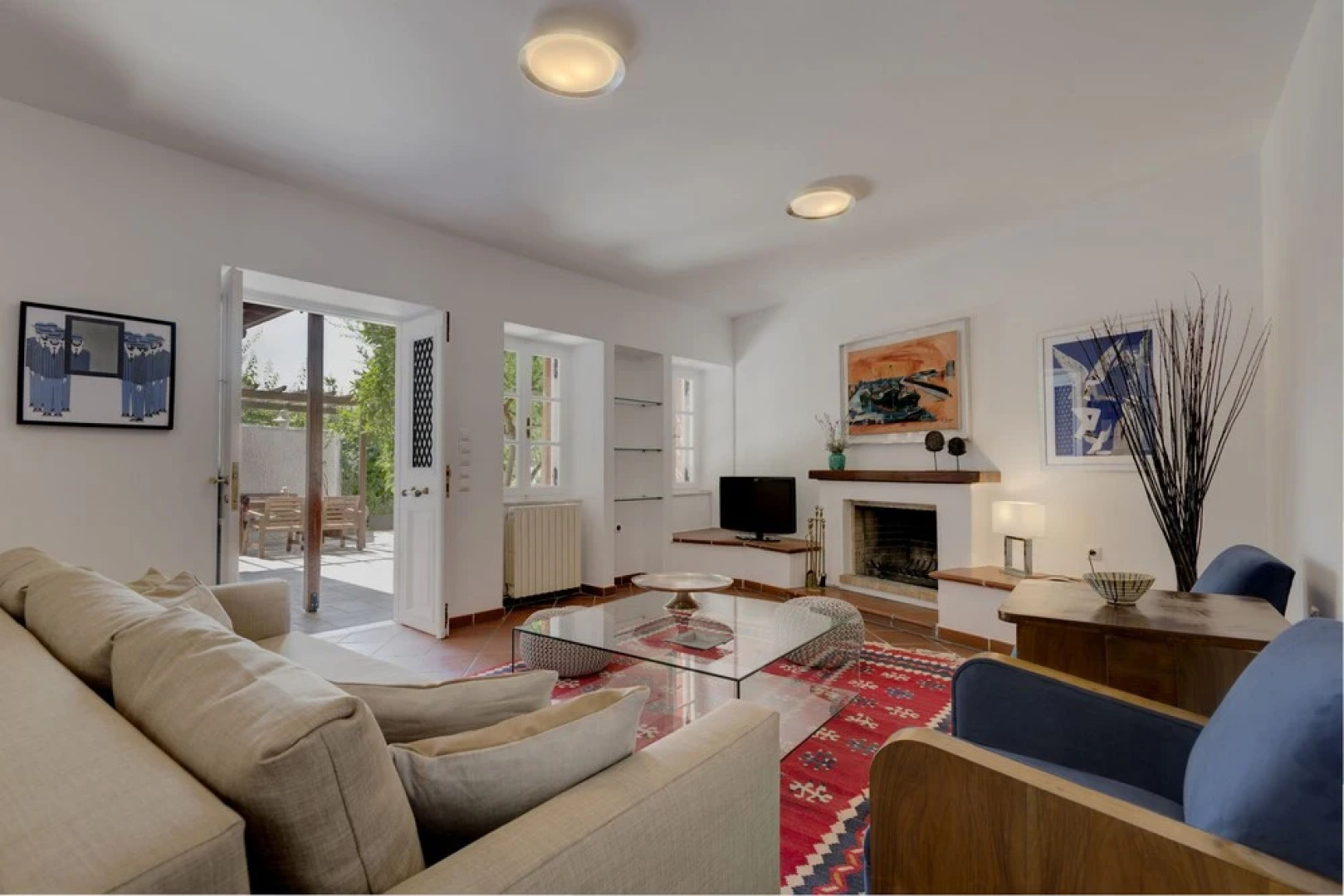 Traditional res next to Acropolis