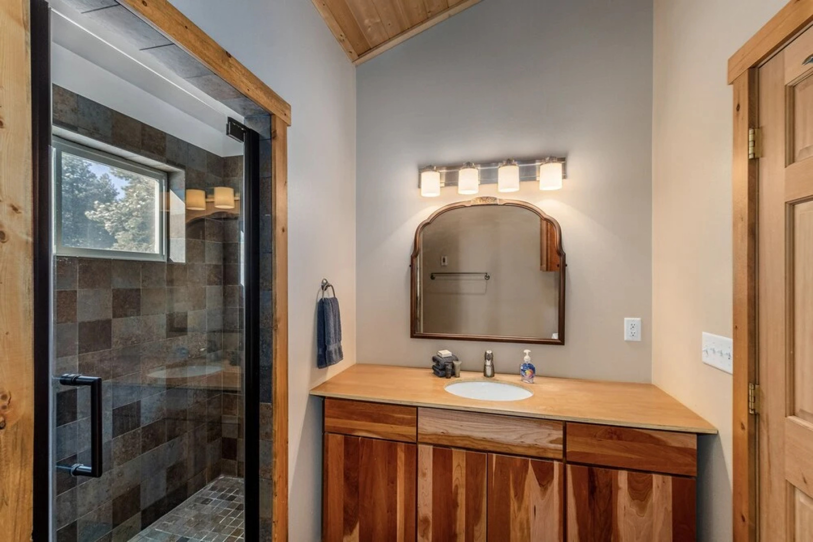 Peterson Acres 3 Bedroom Home by NW Comfy Cabins by RedAwning