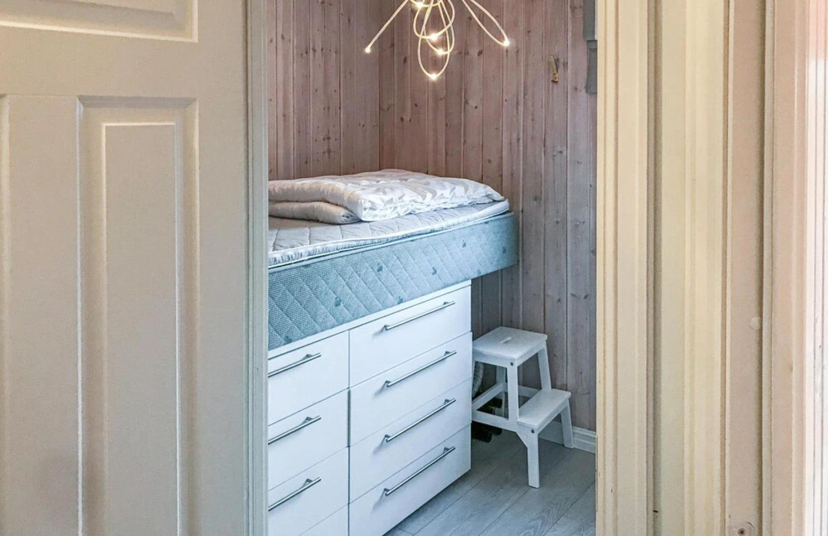 Stunning Home in Stadlandet With 4 Bedrooms and Jacuzzi