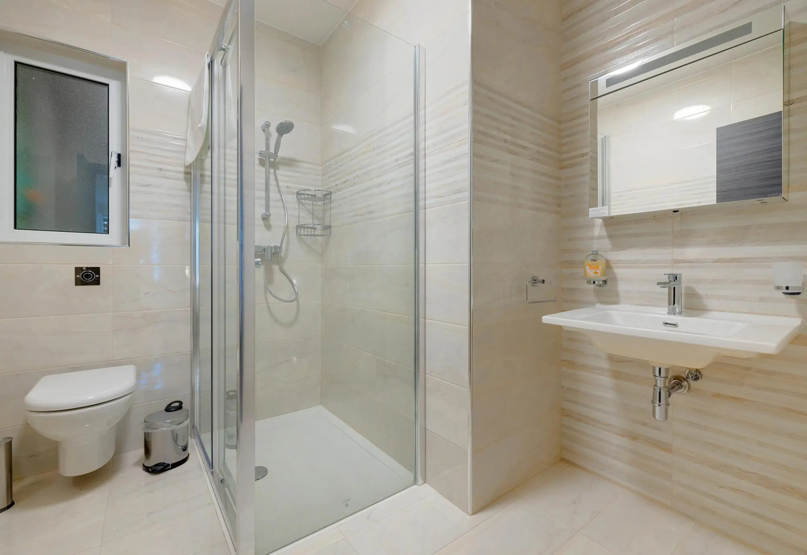 Chic 2BR Apartment, Ideal Location