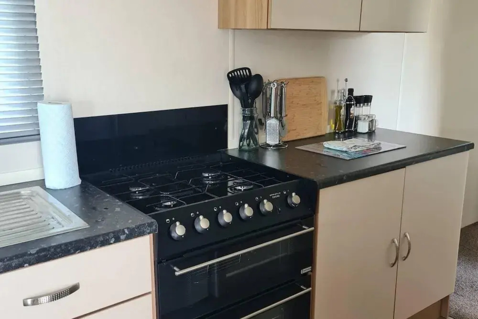 2 Bed Lodge - Sleeps 5 - Parking - Pets - Wifi