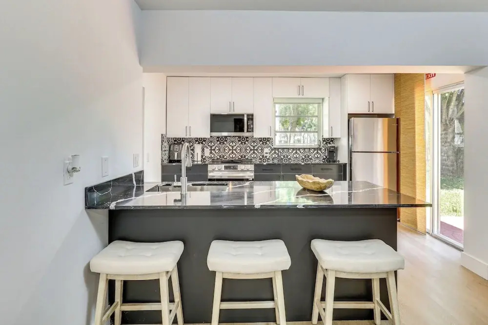 Walk to City Center: Modern Coral Springs Getaway