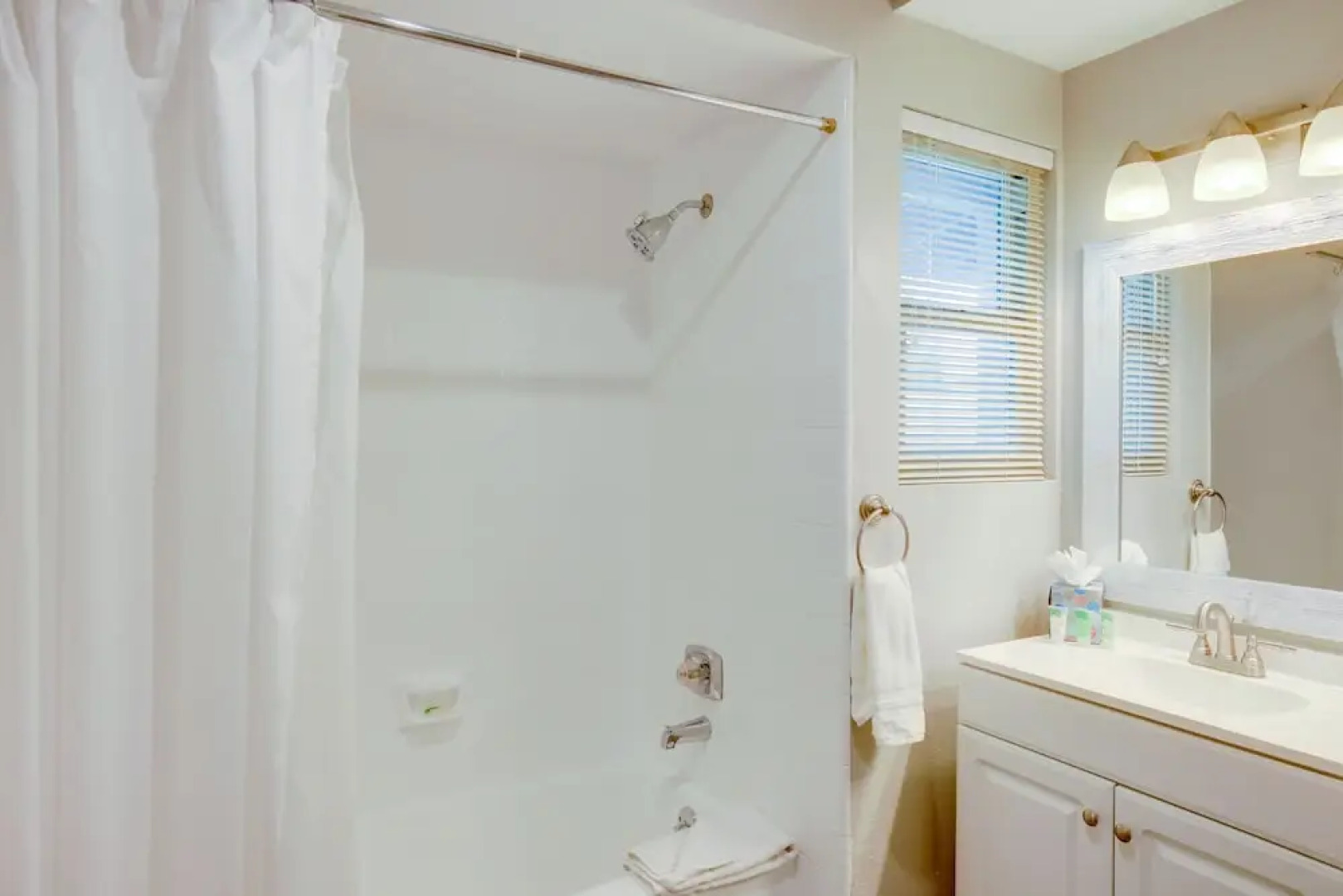 Theater Room & Pool Deck: Retreat in Palm Desert!