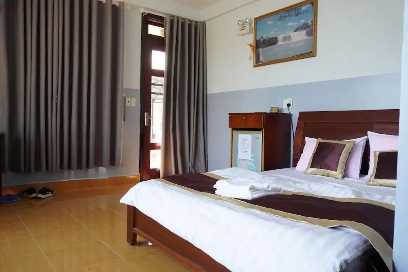 Nha Nghi Van Long Elephants