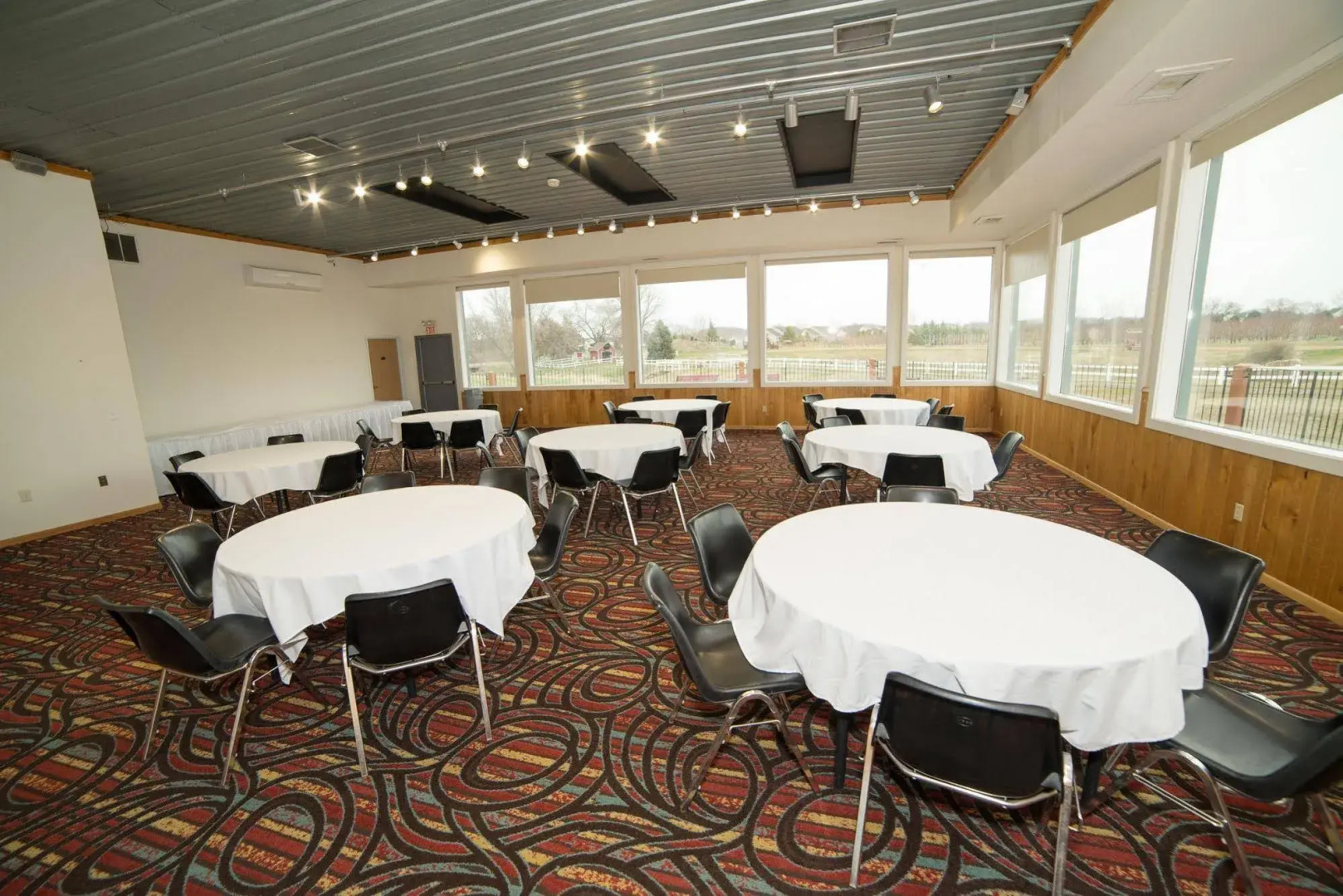 HomeTown Inn & Suites