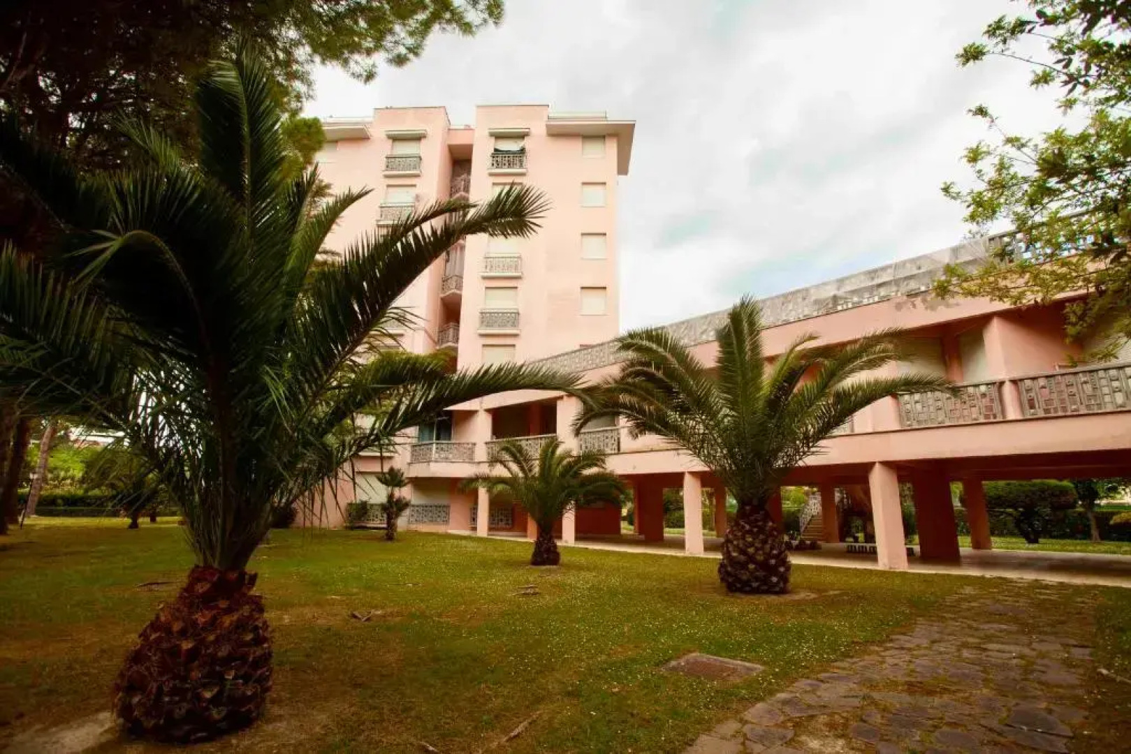 M257 - Marcelli, bilocale in residence con piscina