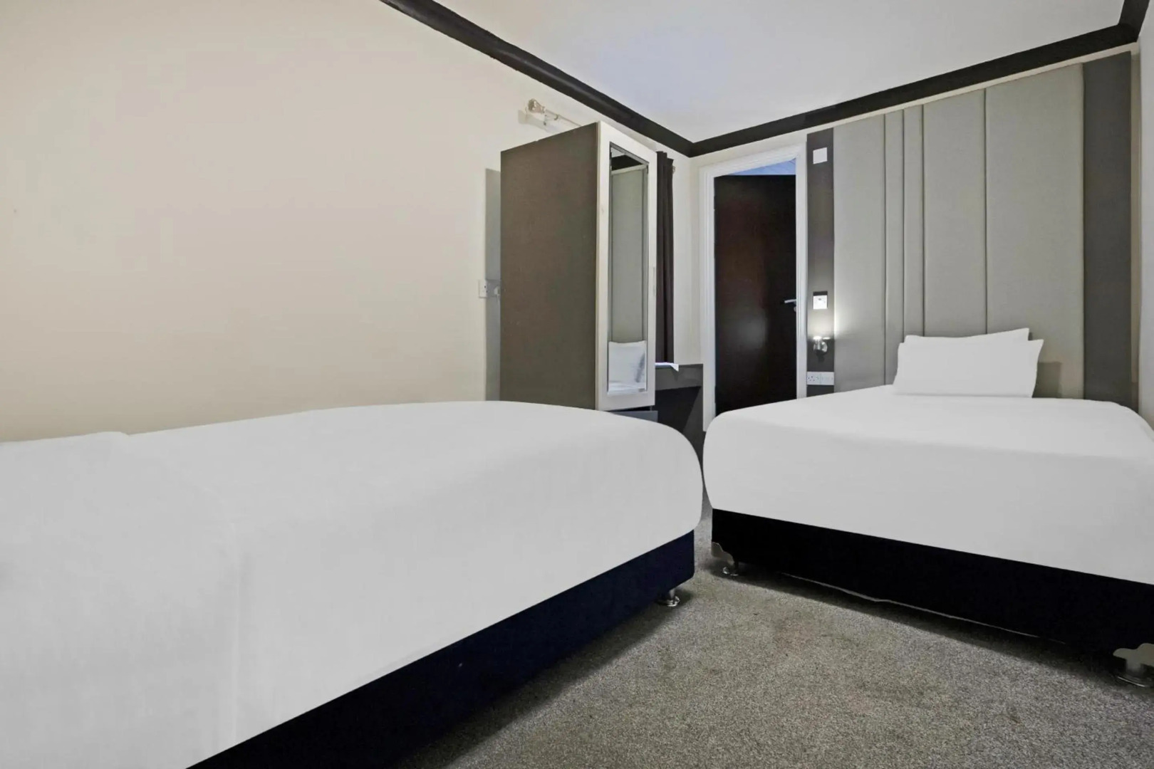 OYO The Baltimore Hotel
