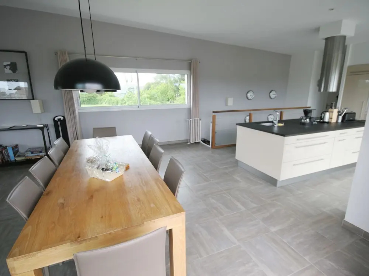 Beautiful Modern Villa With Pool, Jacuzzi and a Luxury Kitchen Island