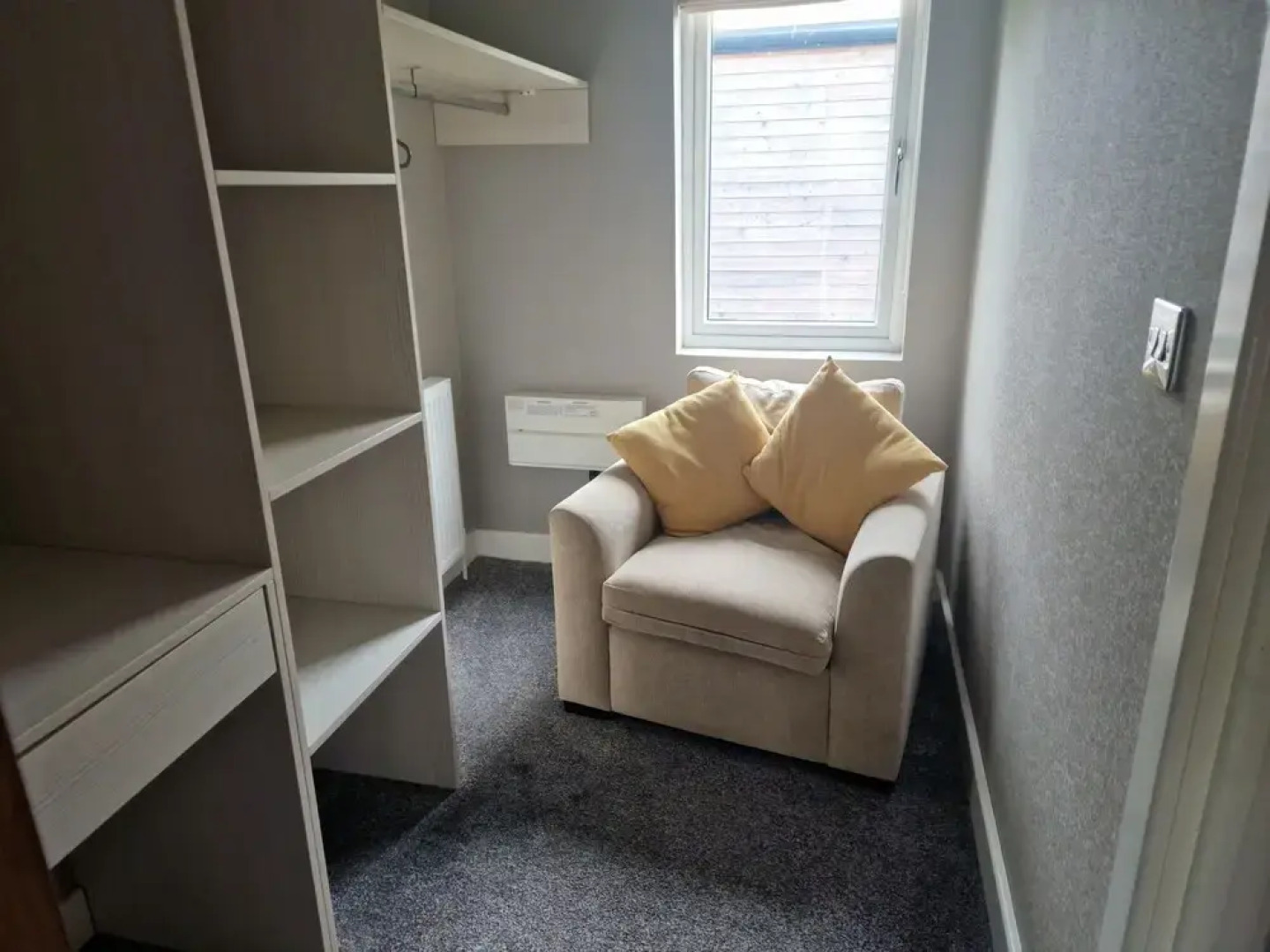 Luxury Lodge - Sleeps 4, hot tub & Parking