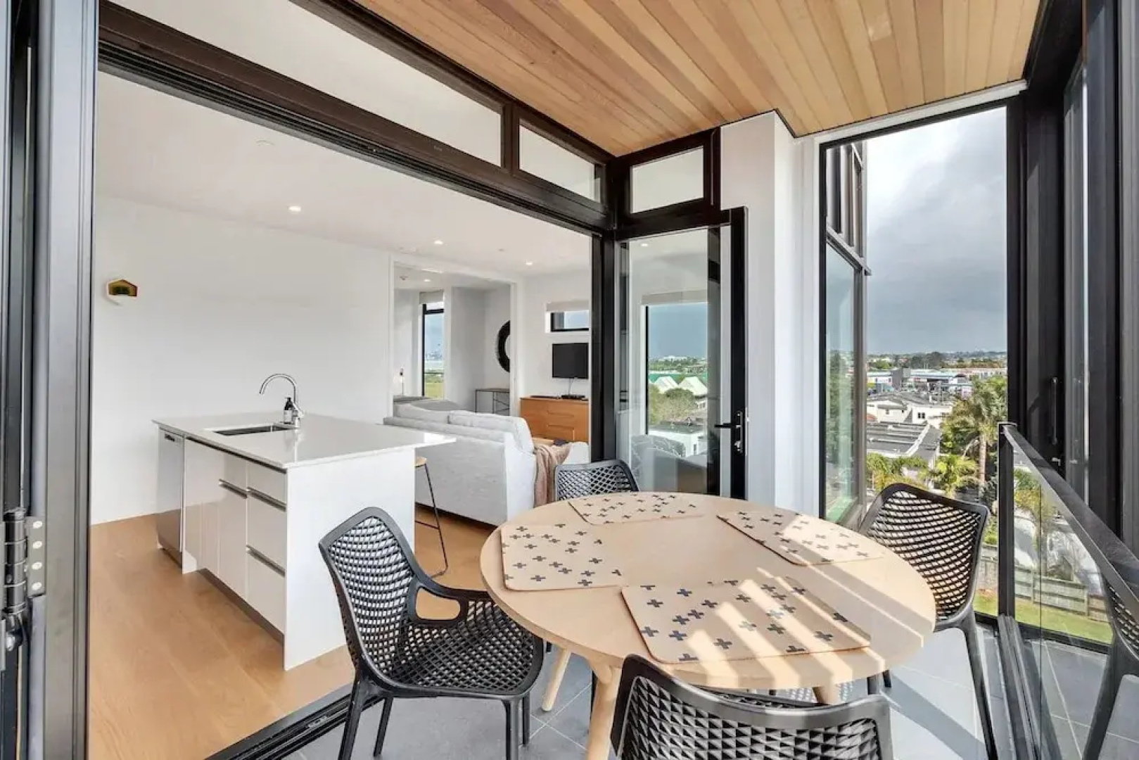 Takapuna Contemporary 2BR with Carpark