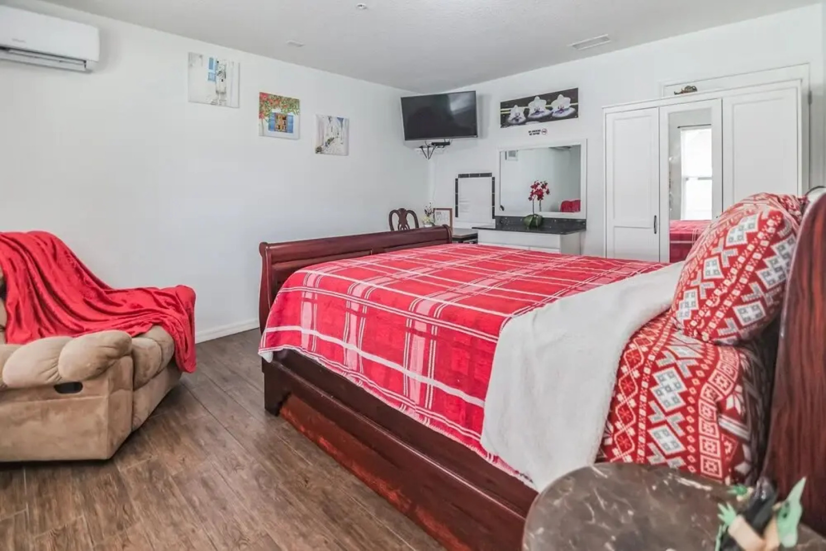 Tampa Tranquility - Chic Retreat 1 Bedroom Condo by Redawning