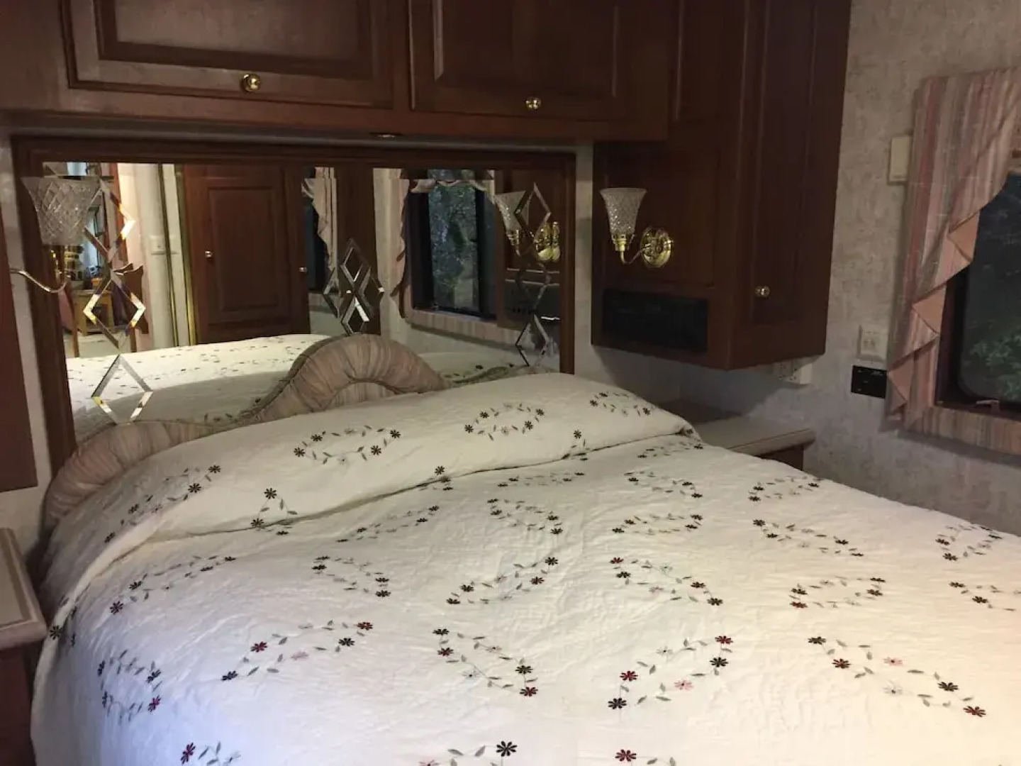 The Great Escape-Shirley with Hot Tub