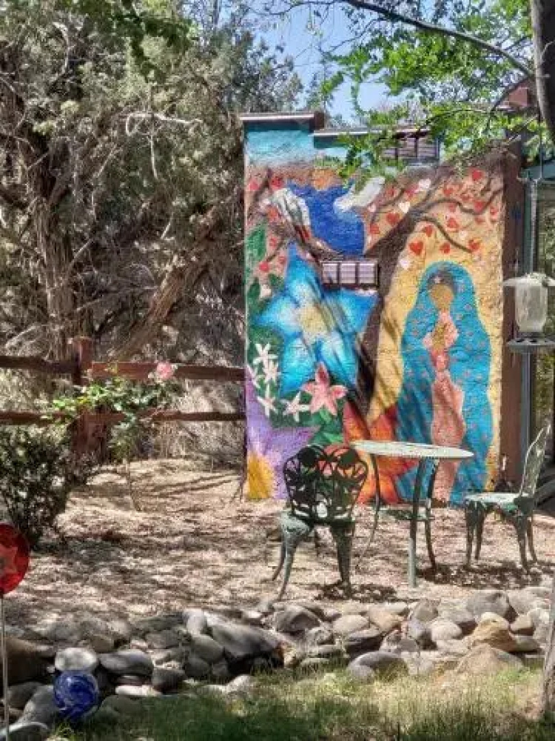 Grizzly Roadhouse Bed & Breakfast and Vacation Rentals