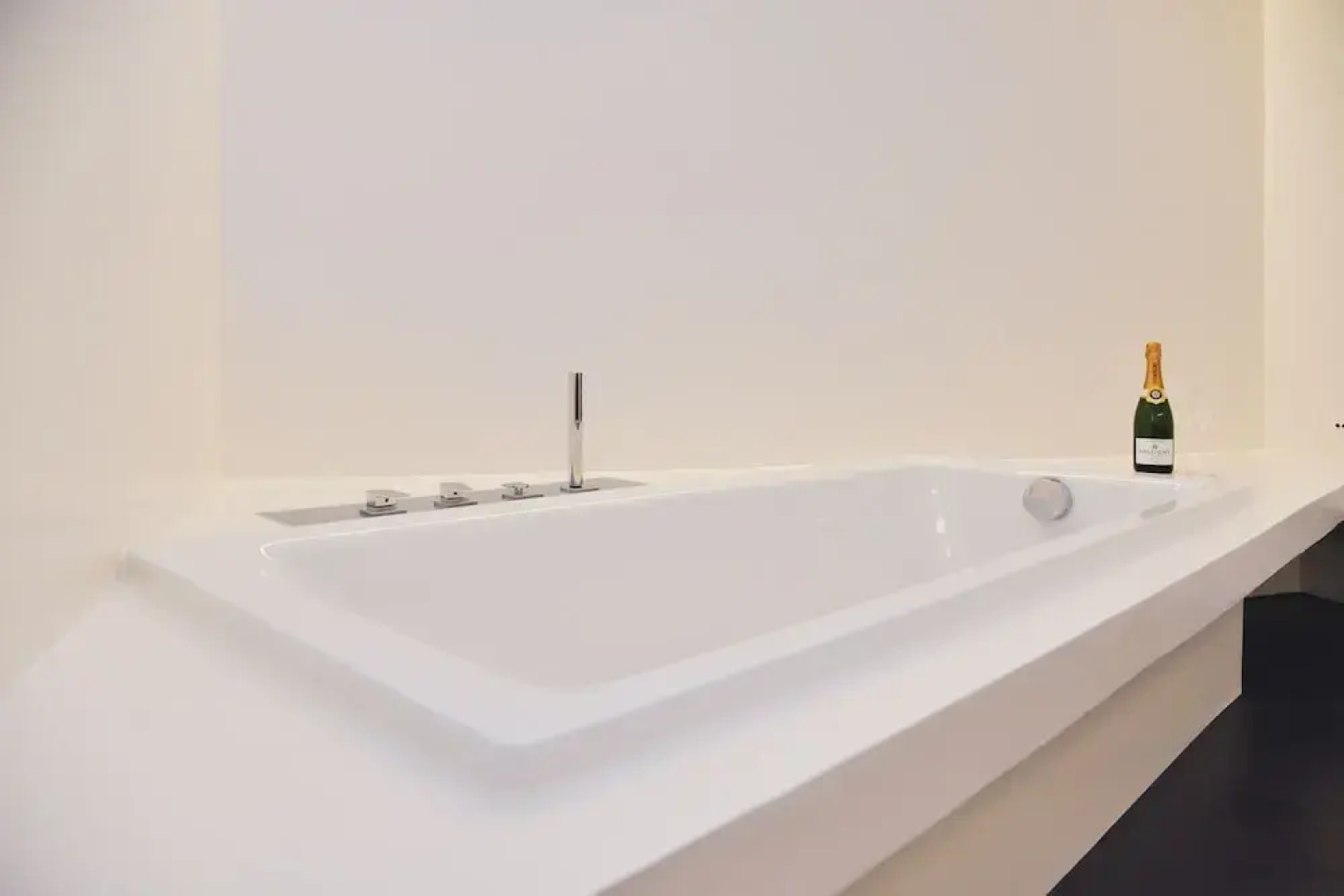 One & Only Lake View Penthouse No01