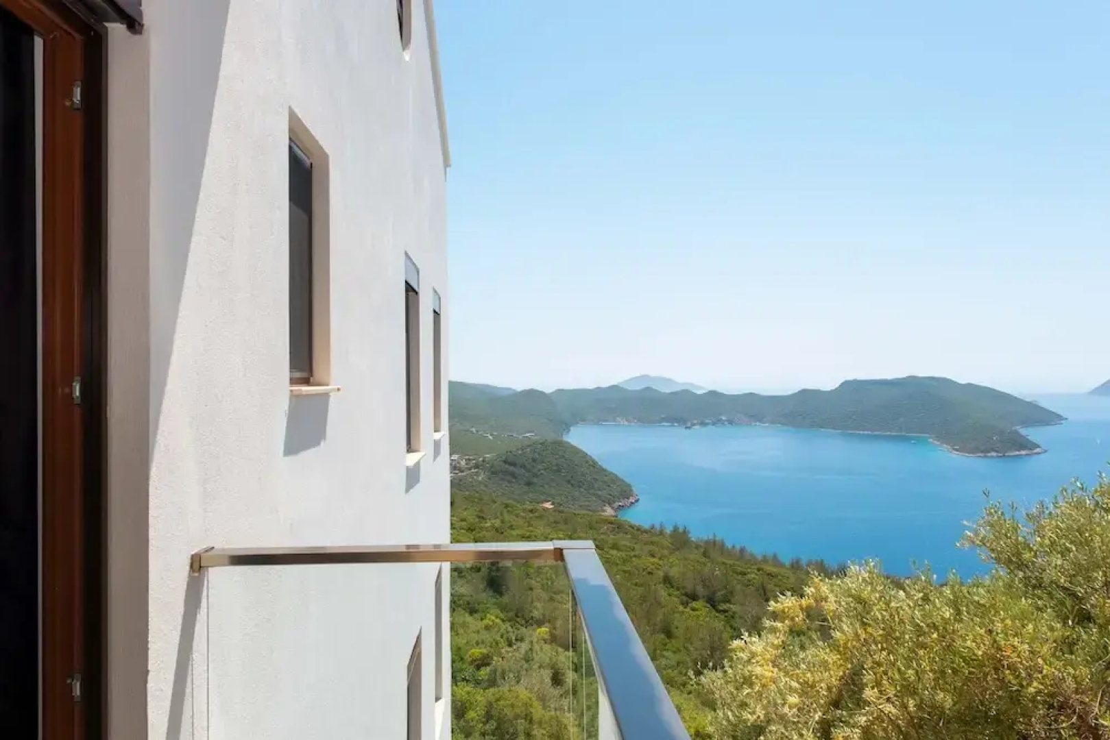 Golden Rose Suit Pension