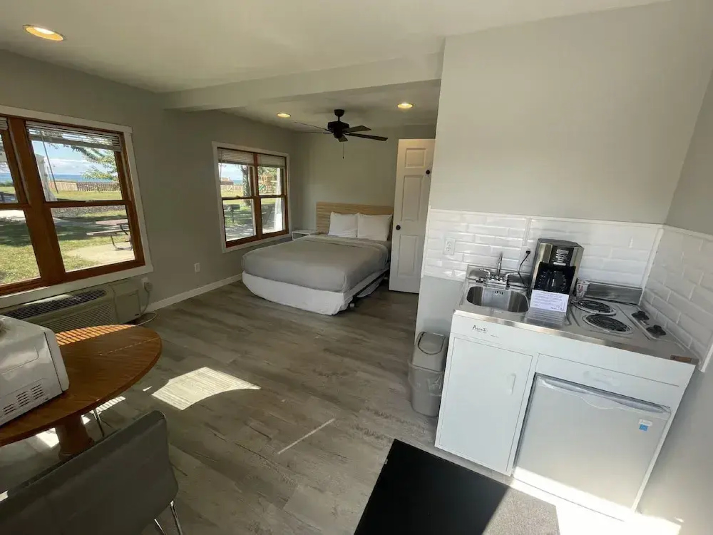 Lake Bluff Inn and Suites