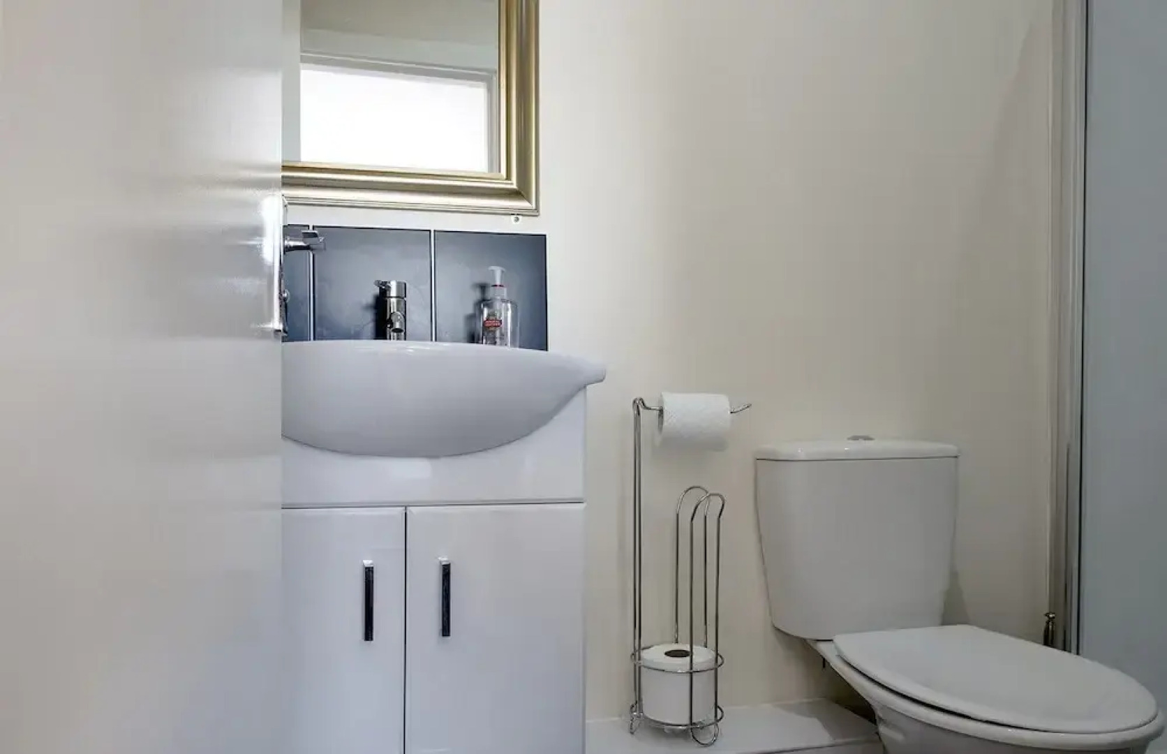 Cargo Cafe Apartments