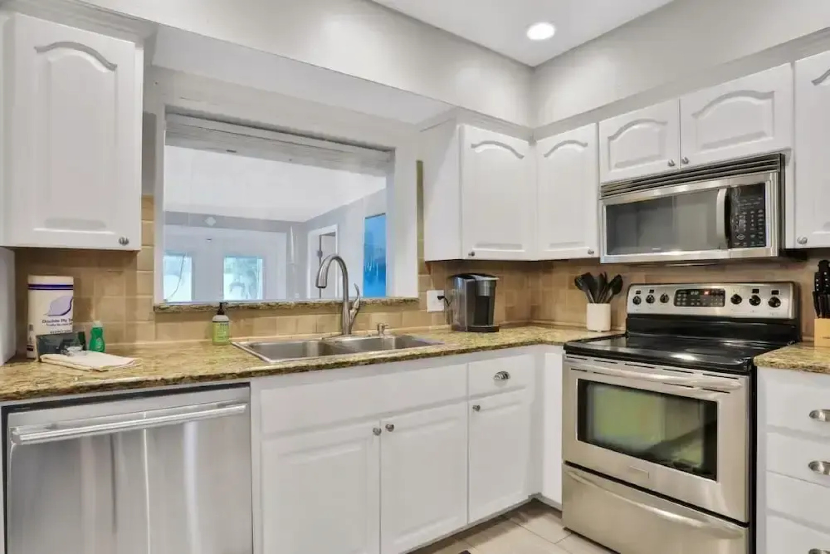 Kiss the Wave - Spacious 4BR 3BA w Pool hot tub