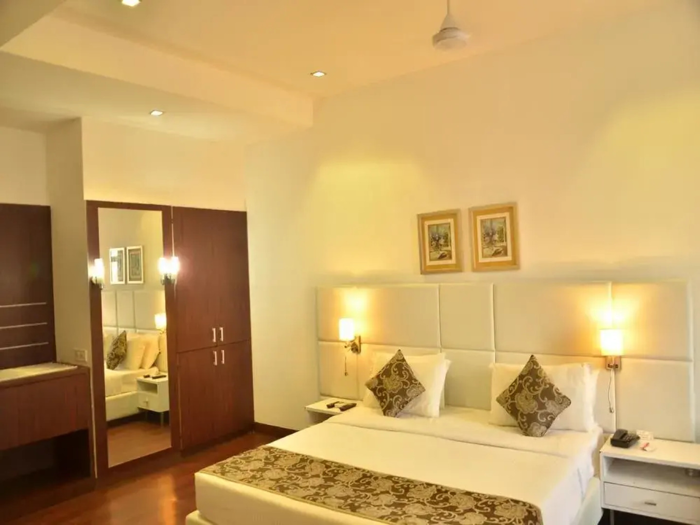 OYO 2037 Hotel Manor