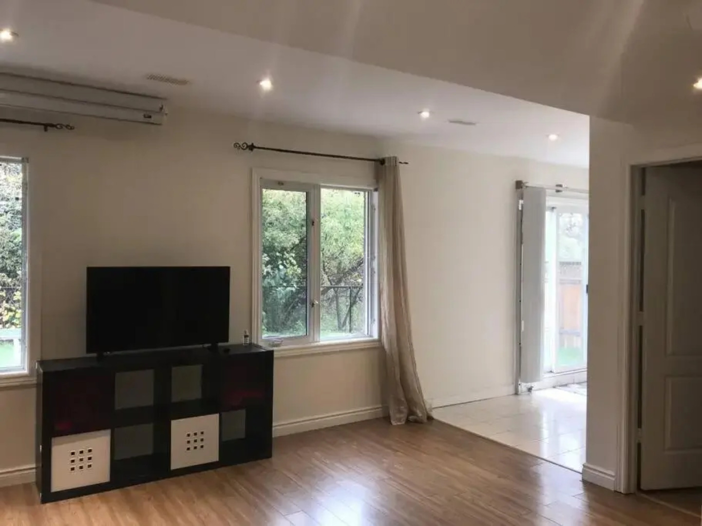 Pet friendly, Walkout Ravine basement