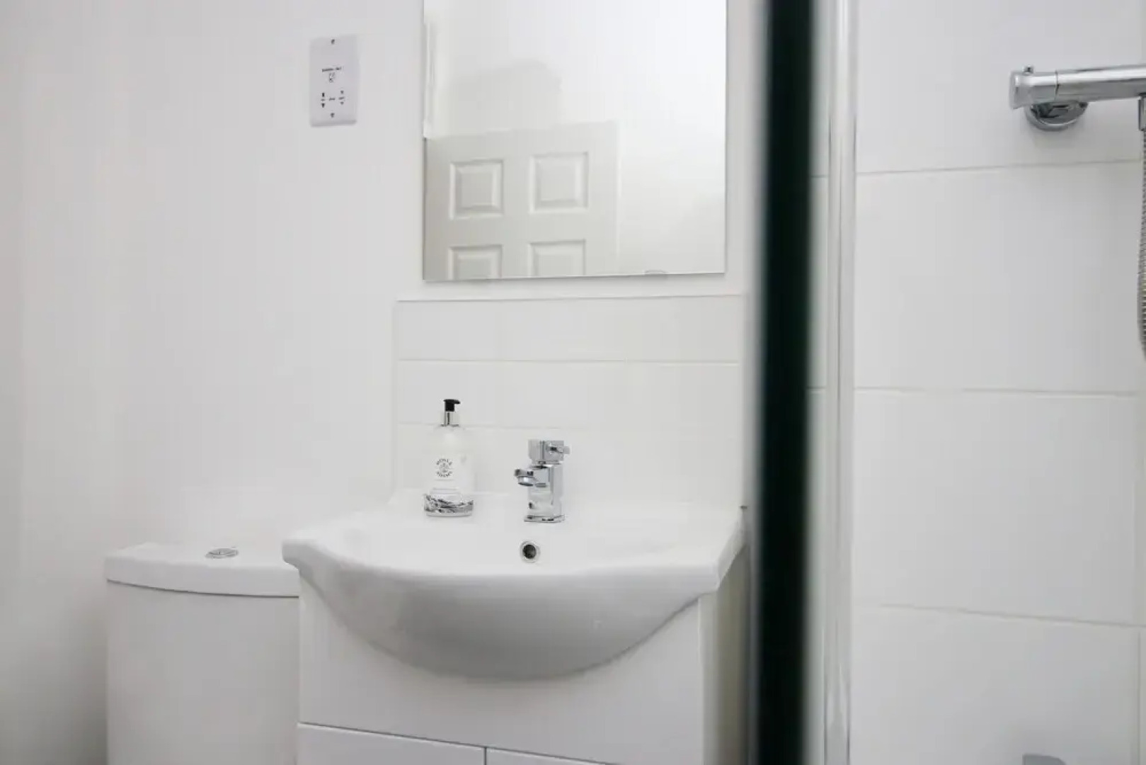 Dyzyn Living - City View City Center 5 Mins From Train Station