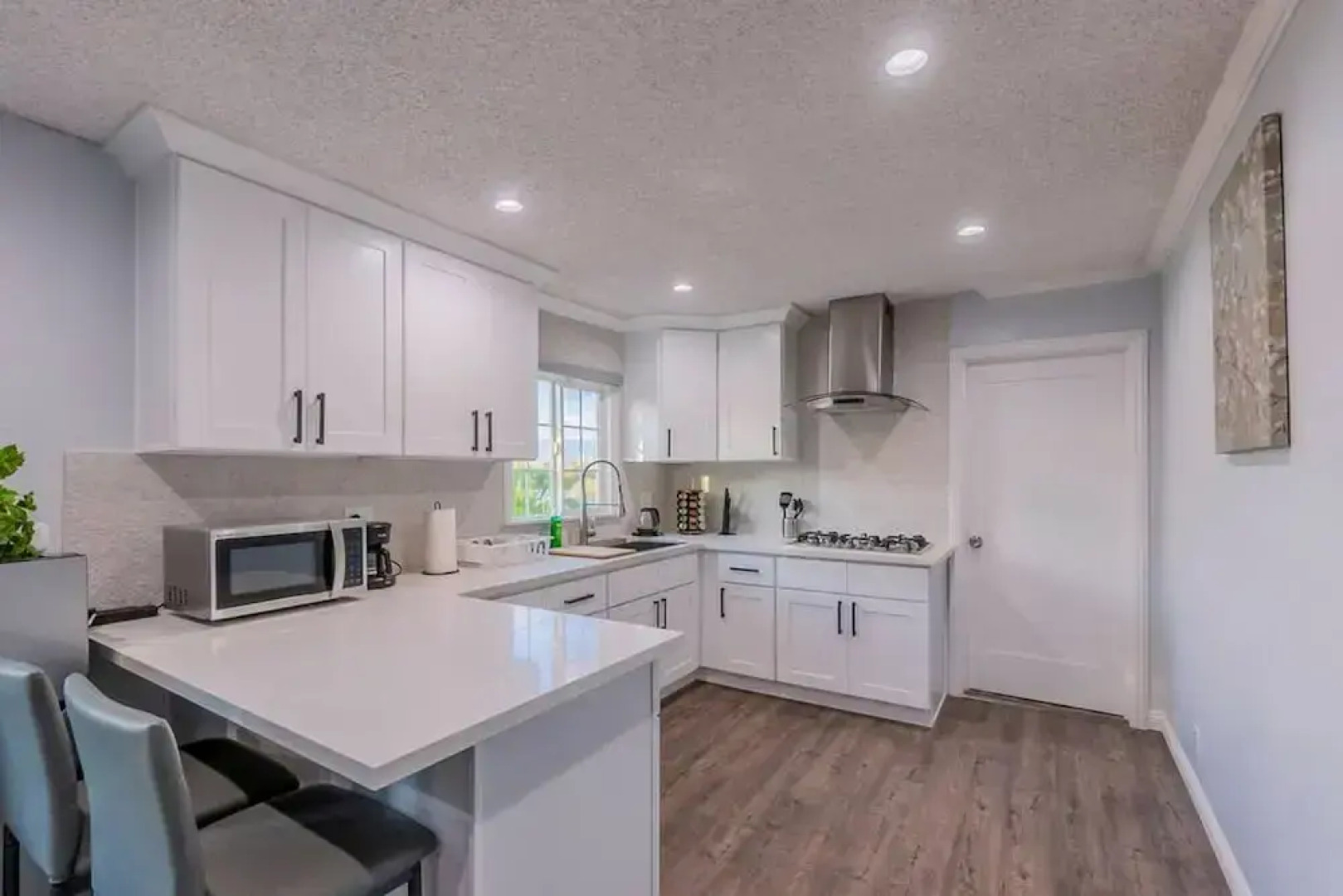 Stunning LA Luxury Retreat Ideal for Work or Play