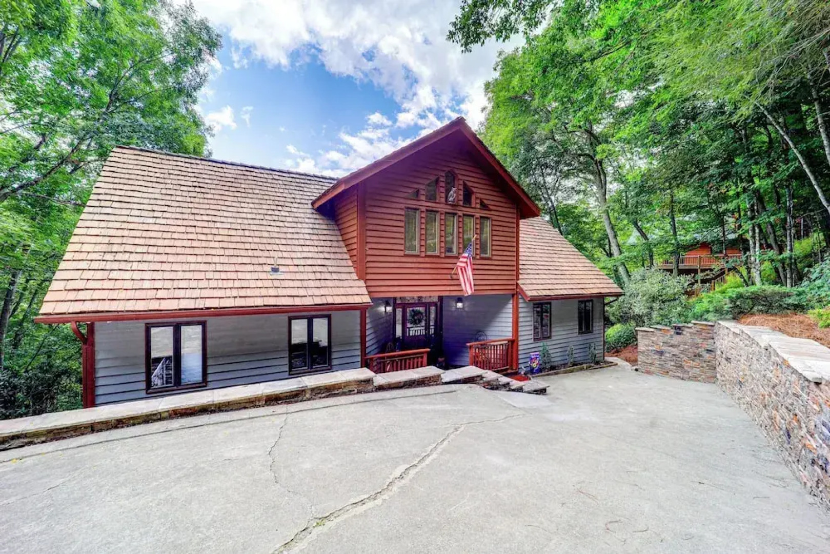 1 Mi to Otter Falls: Mtn-view Gem w/ Deck