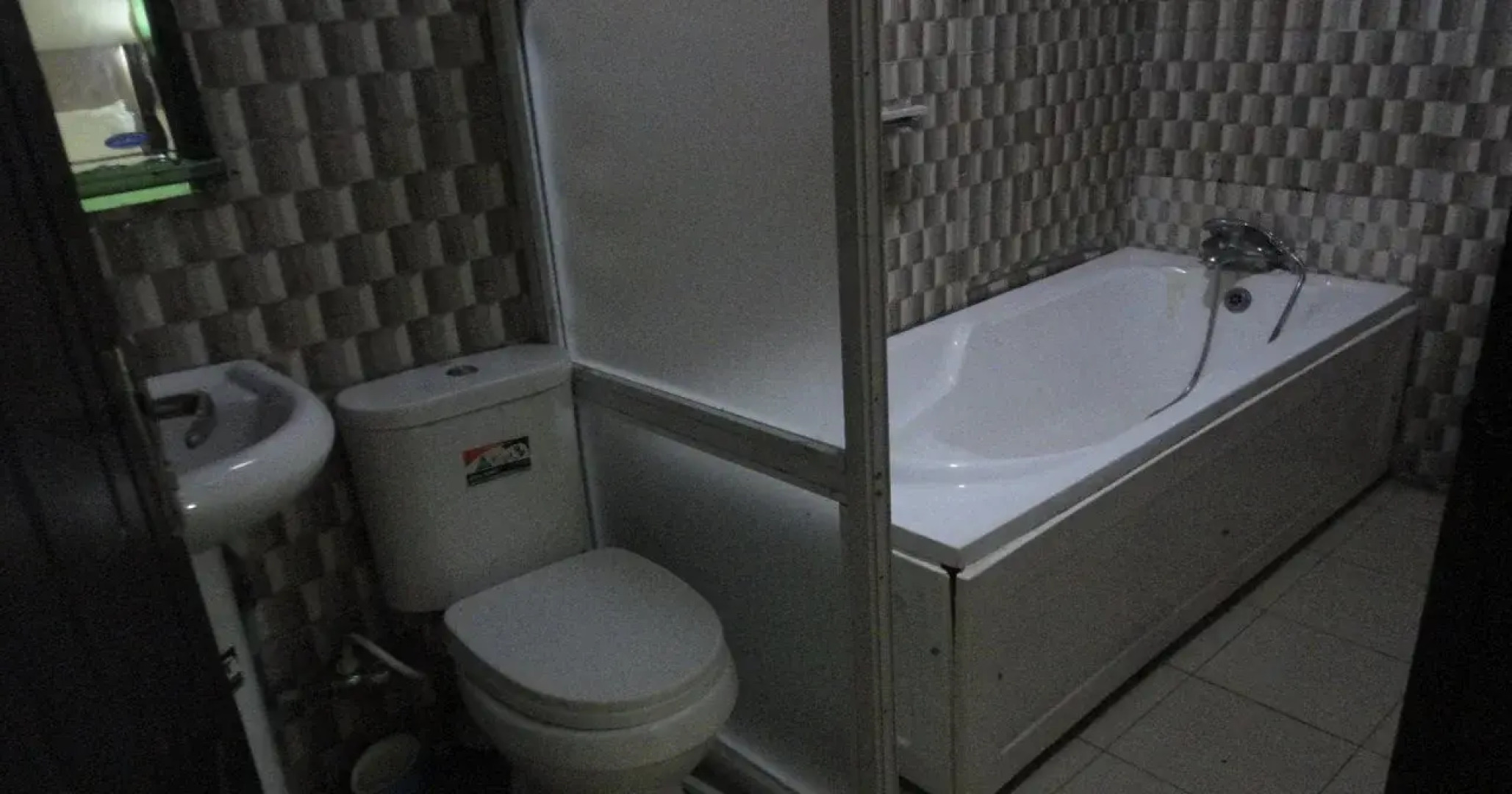 Moongate Hotel and Suites, Obantoko