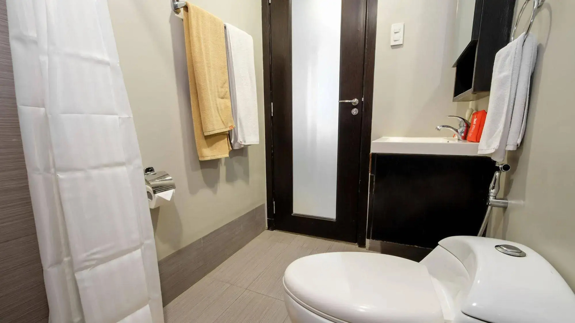 ZEN Rooms Poblacion Makati