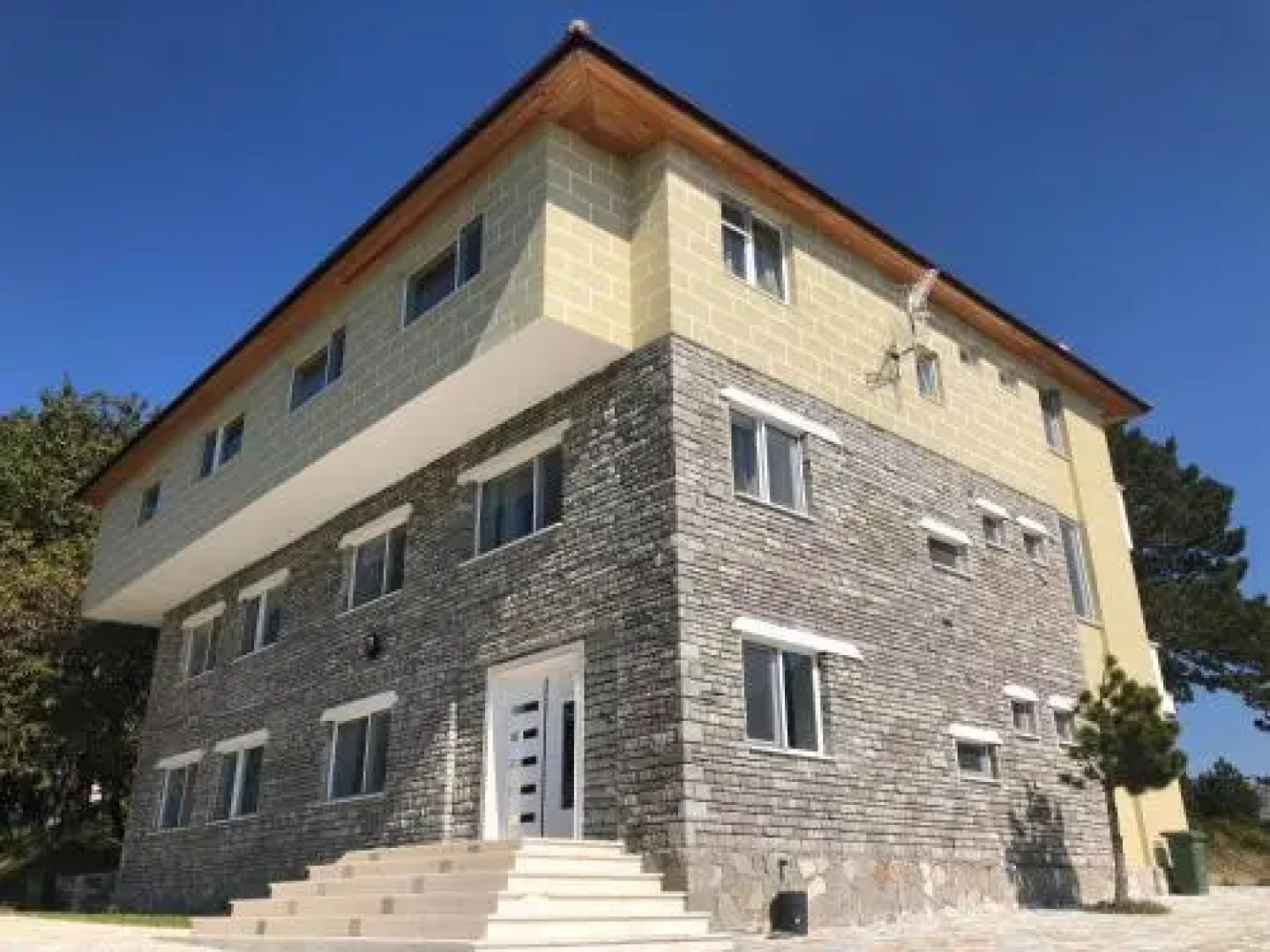 Shkreli Hotel- Camp