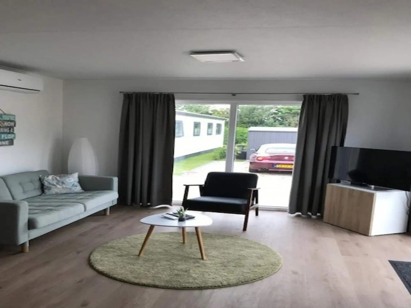 Well-kept chalet with air conditioning, on a holiday park, 1 km. from the beach