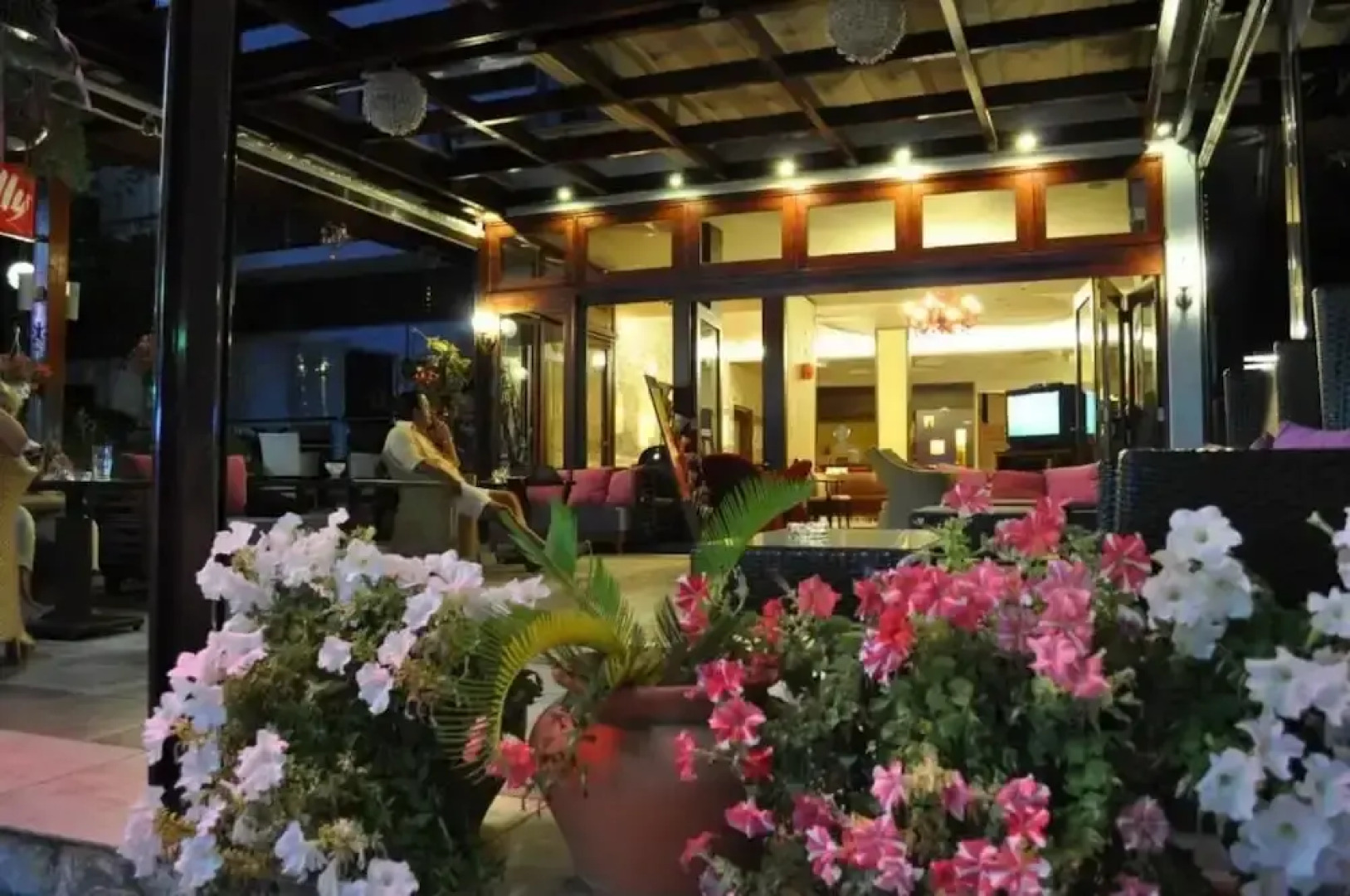 Okeania Seafront Rooms in Kamena Vourla