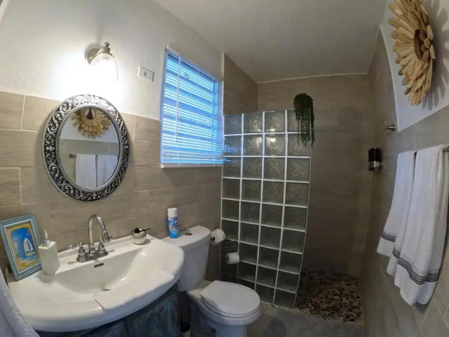 Luna del Mar Guest House , Jacuzzi, & BBQ , Free Wifi & Parking Private