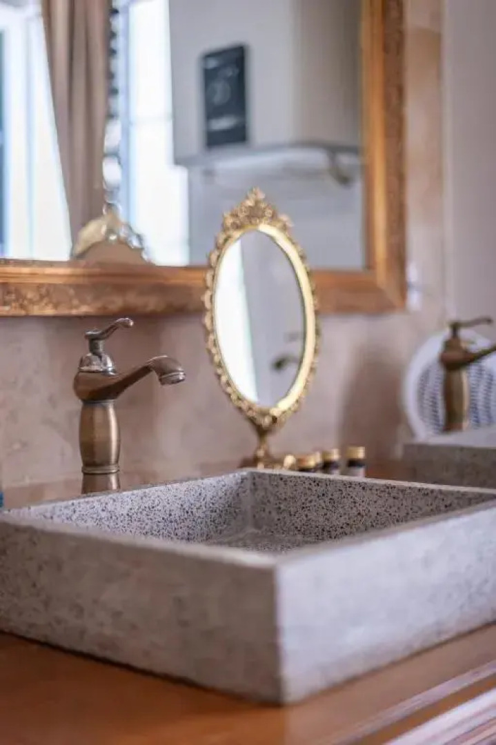 Chateau Des Ayes   Chambres & Suites