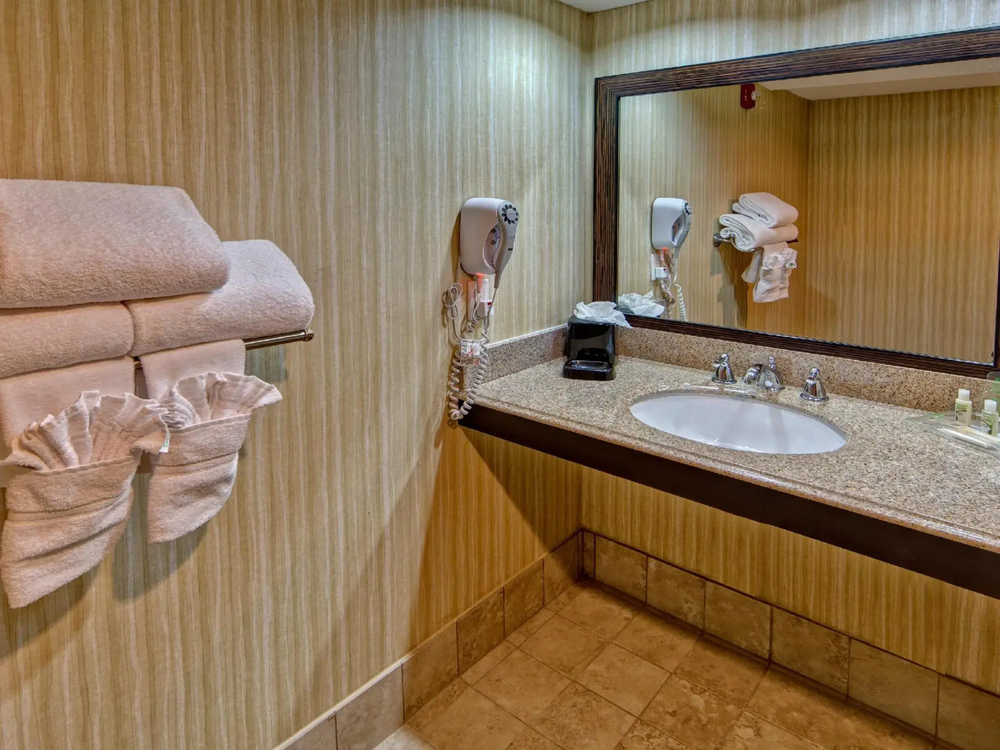 Clarion Hotel & Suites Conference Center Memphis Airport