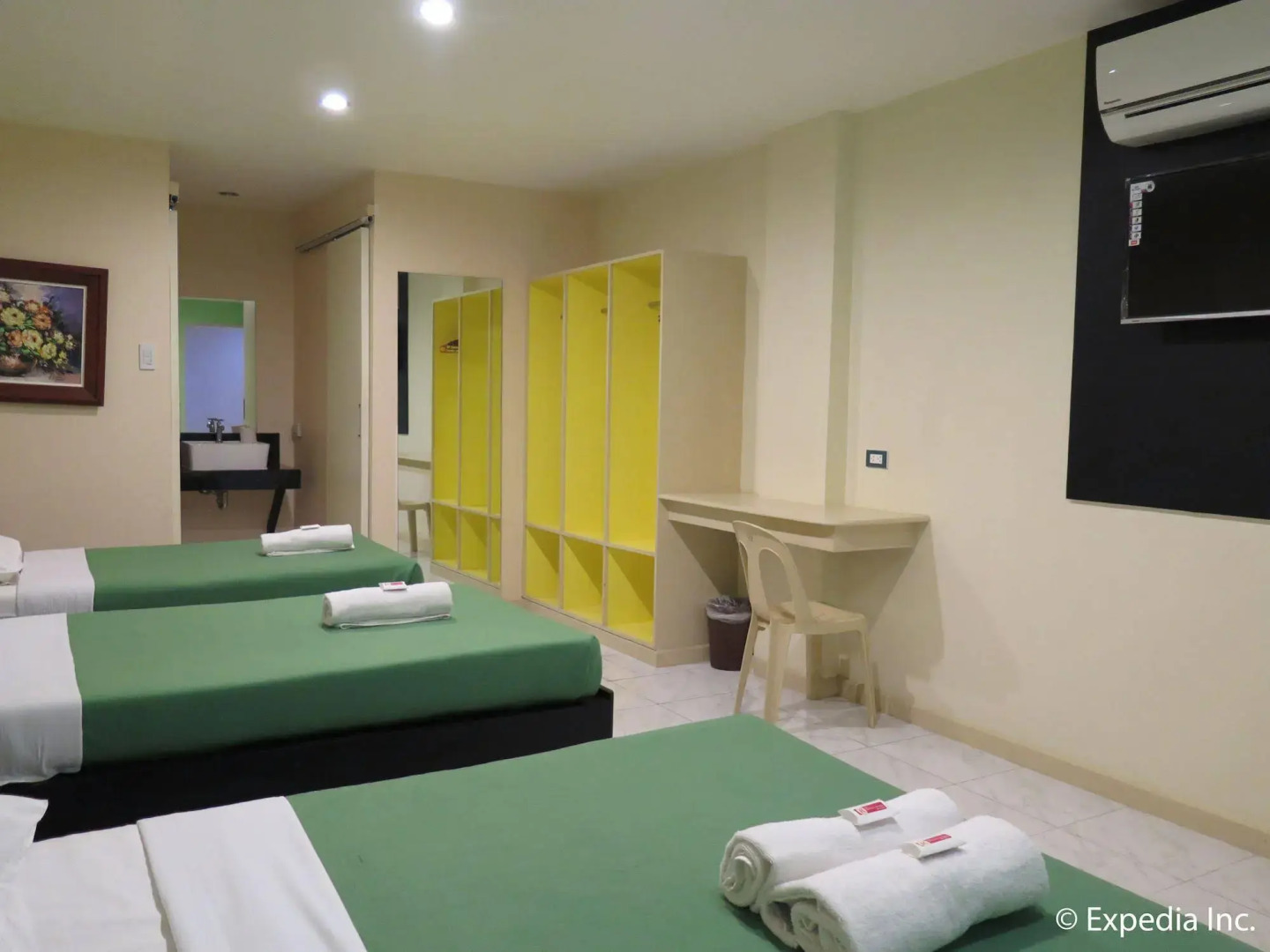 Royale House Hotel Davao powered by Cocotel