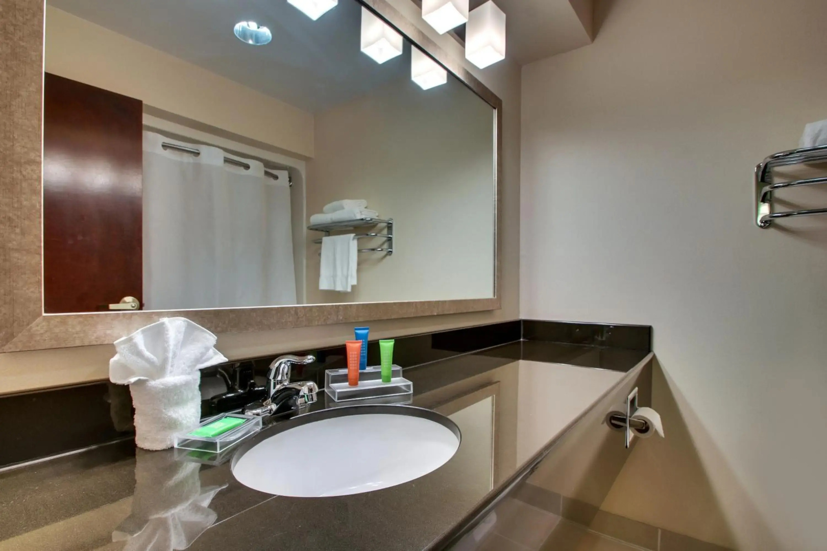 Greenfield Inn & Suites Owensboro, KY Airport