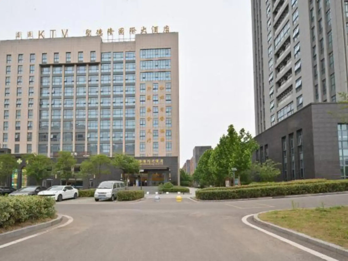 S.devons International Hotel