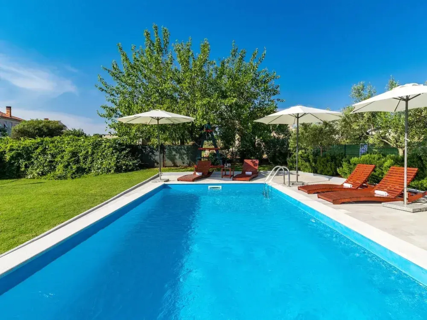 Apartment With Private Pool in Pula