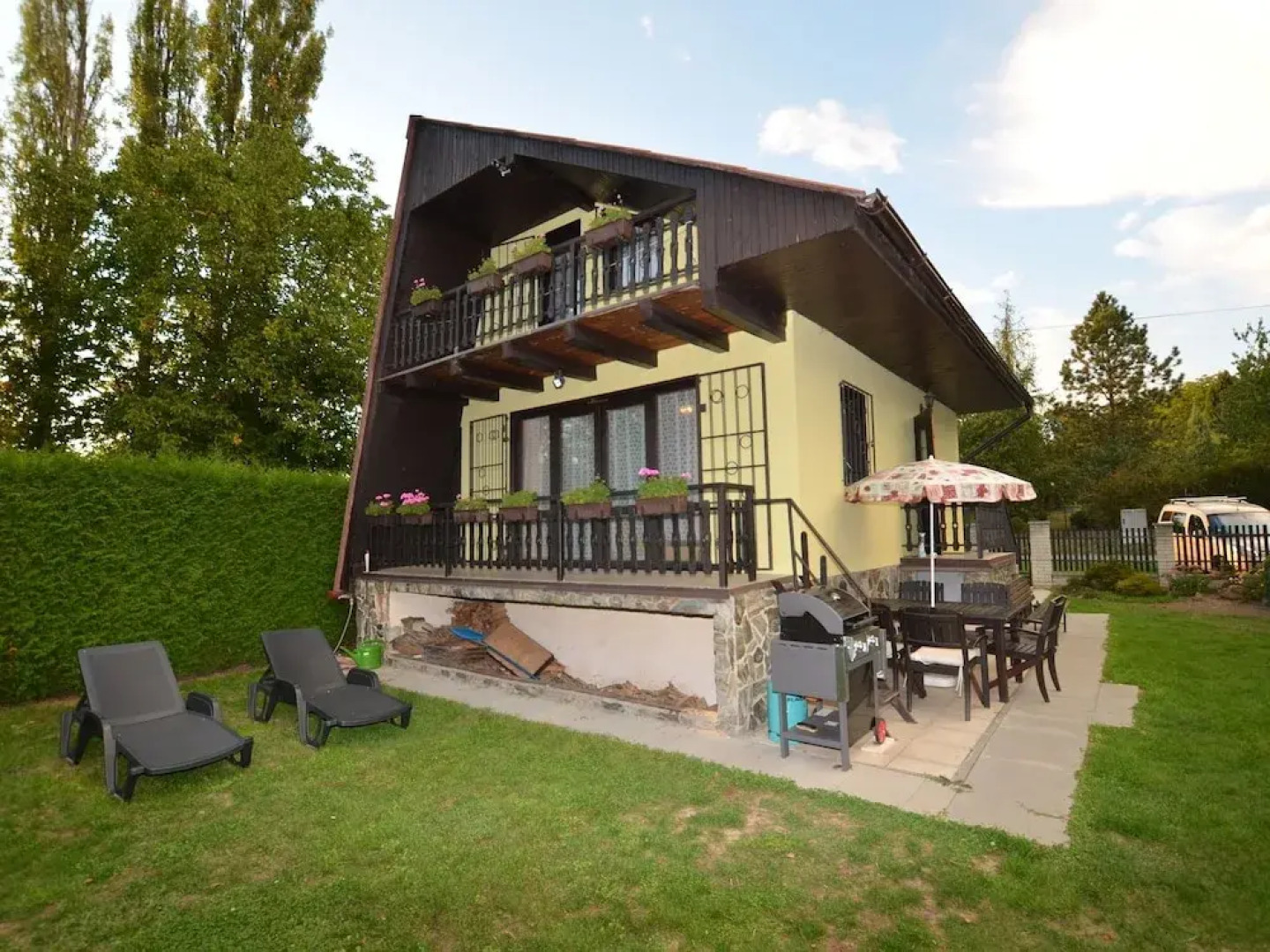 Cozy Chalet in Pilsen With Swimming Pool, Garden, Balcony