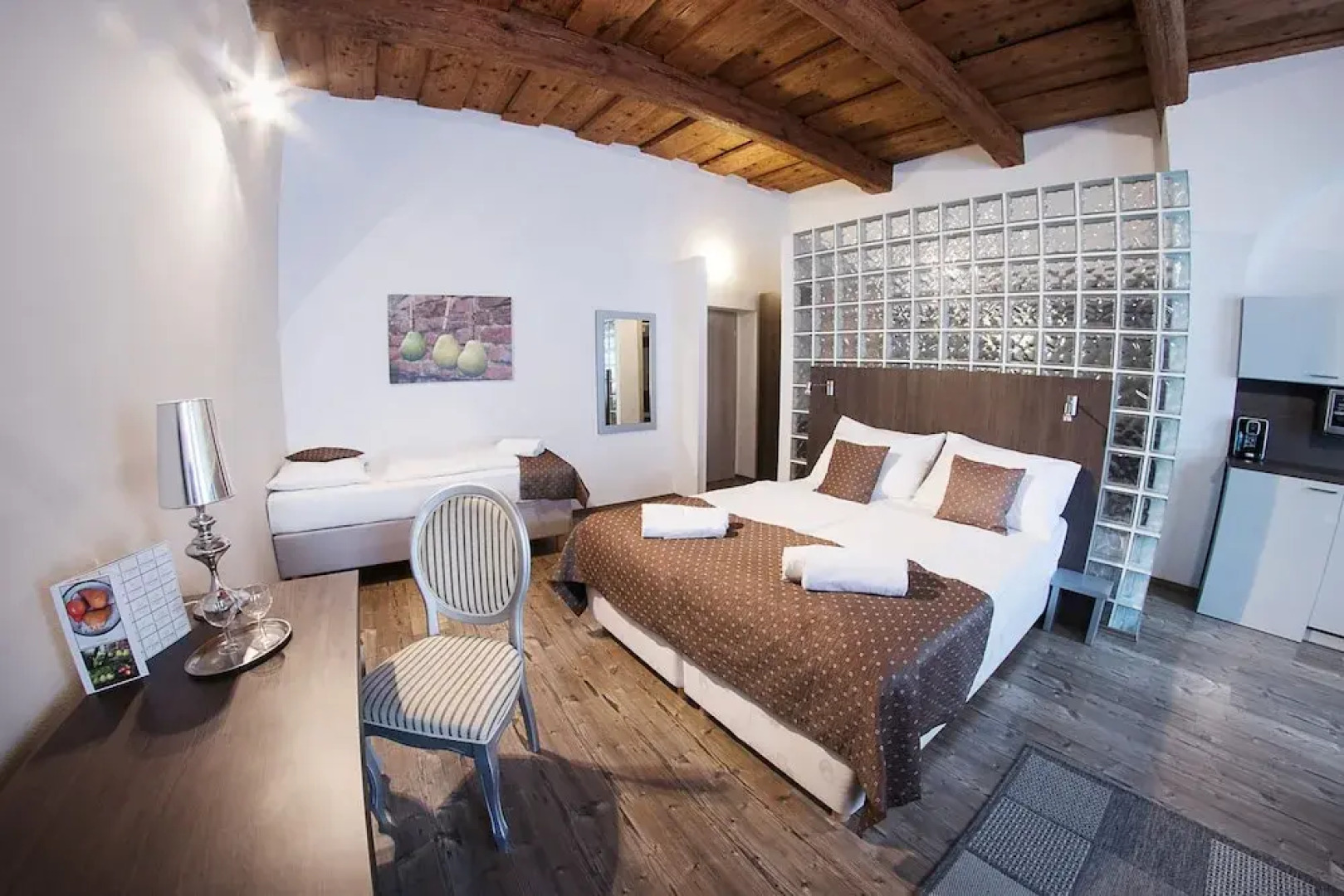 Suites & Apartments U Trí hrusek