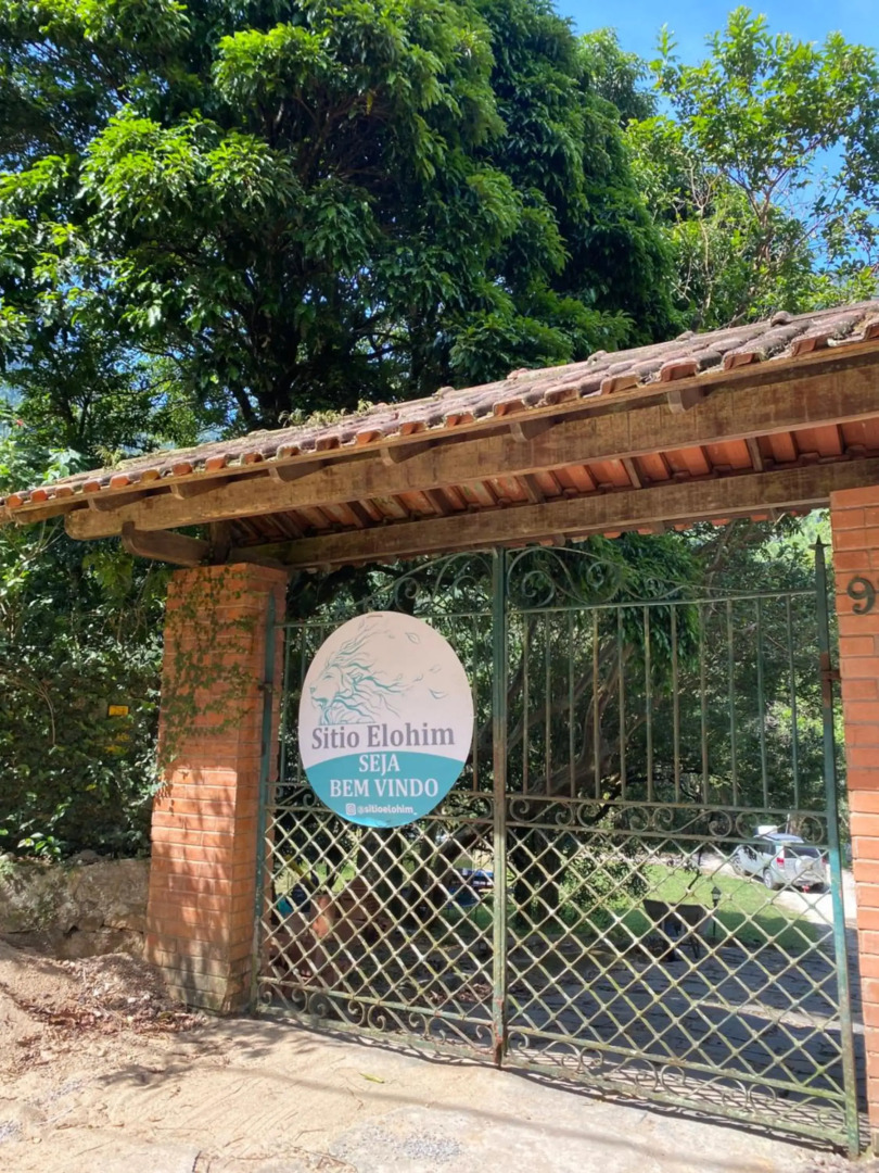 Sítio com piscina e lareira