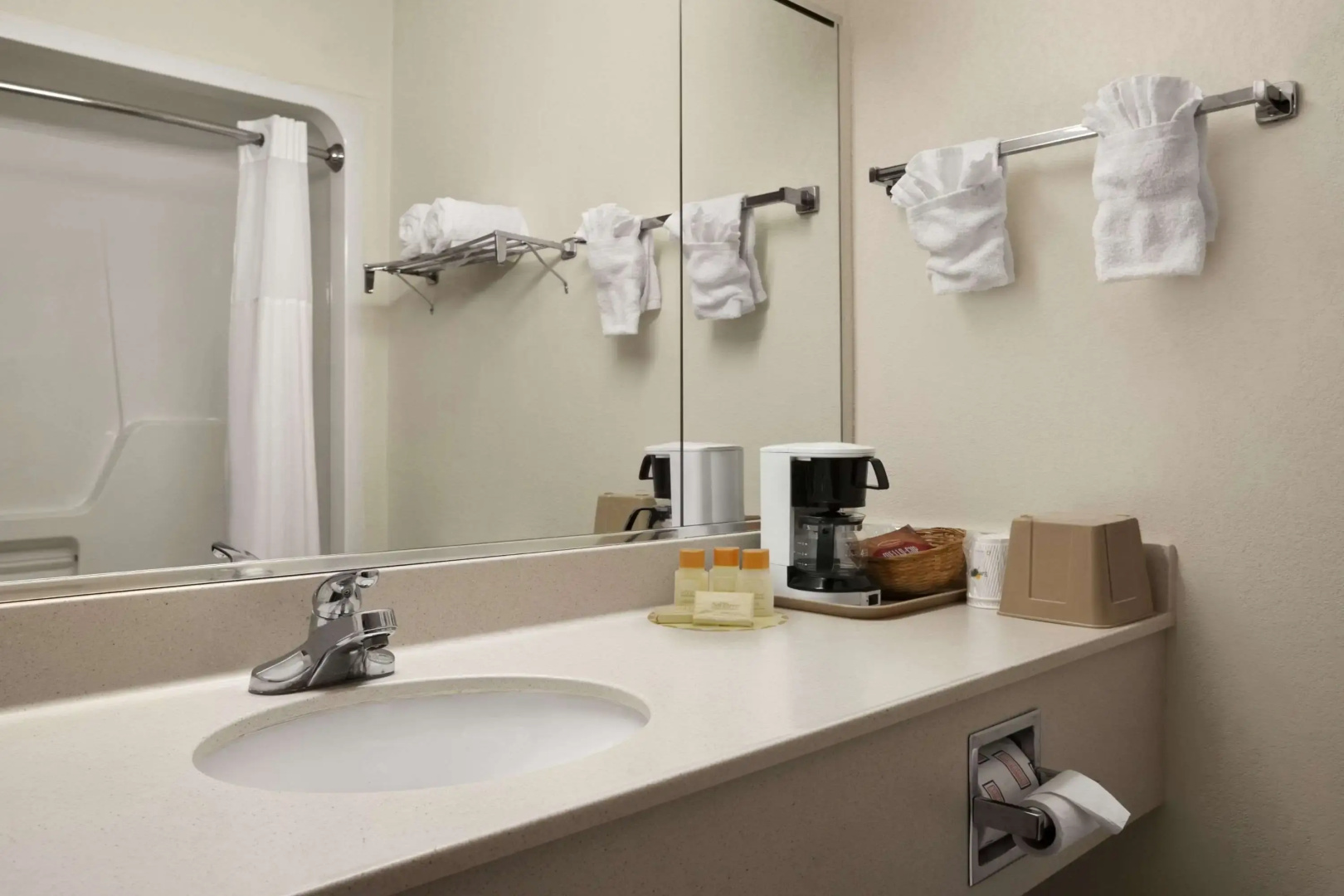 Days Inn & Suites by Wyndham Romeoville