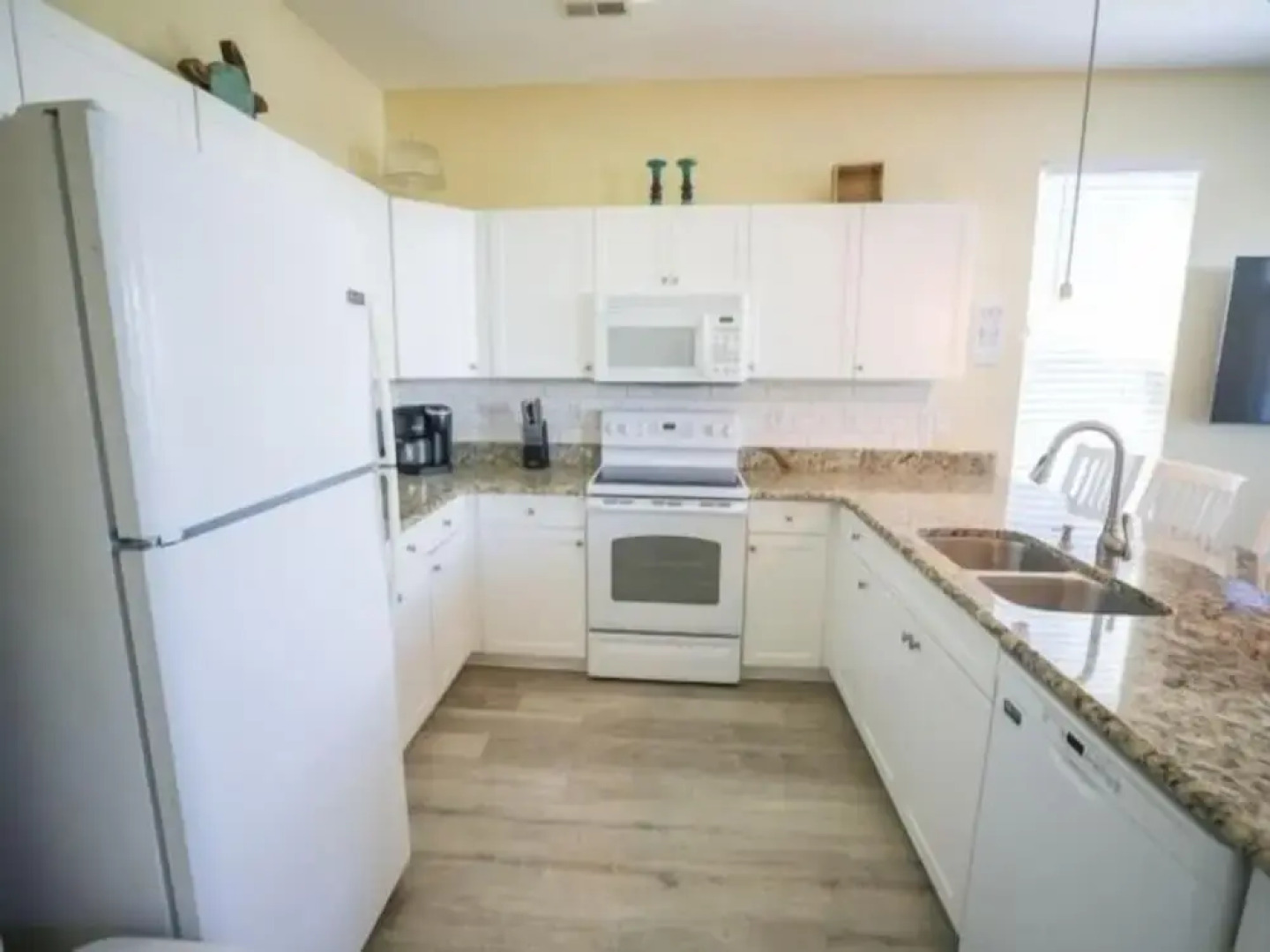 Sandy Bottoms - Relax, Unwind, And Enjoy All The Beach Has To Offer 3 Bedroom Home by Redawning