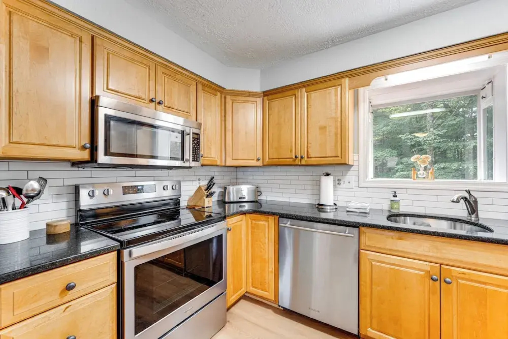 Condo w/ Deck & Grill < 5 Miles to Loon Mountain!