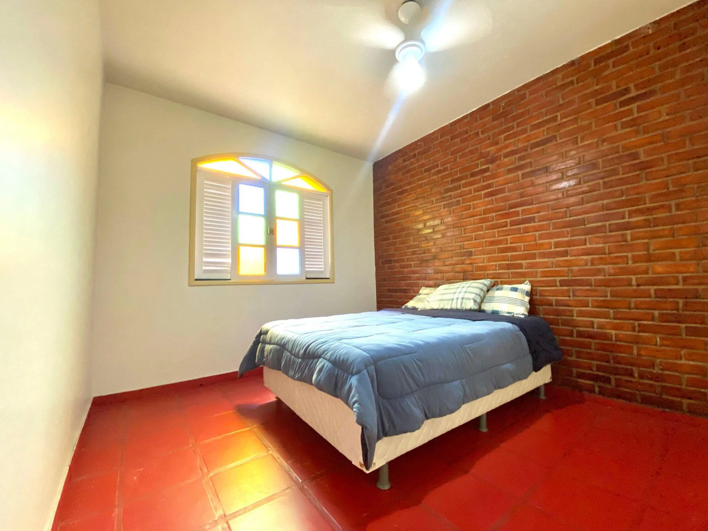 Casa 5 quartos, ampla, a 100 metros da praia. Amigos e família são bem vindos a essa casa. Venha viver momentos inesquecíveis aqui.