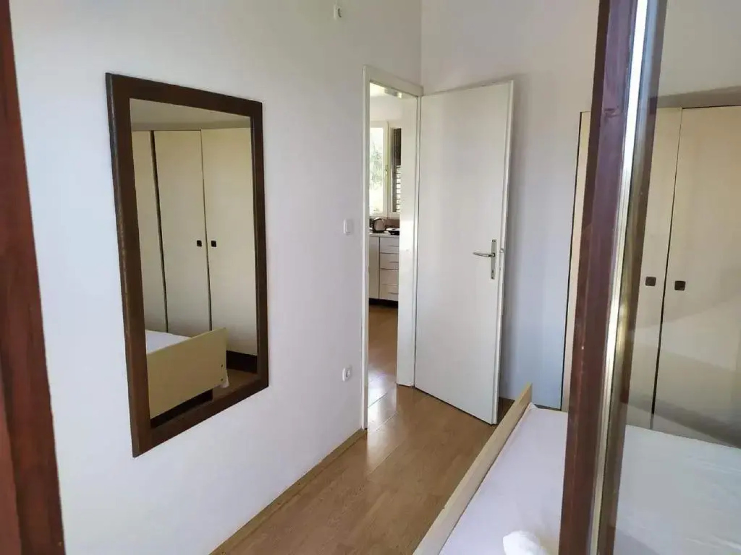 Apartments 1st line to sea and beach,quiet area,private parking,terrace with sea view