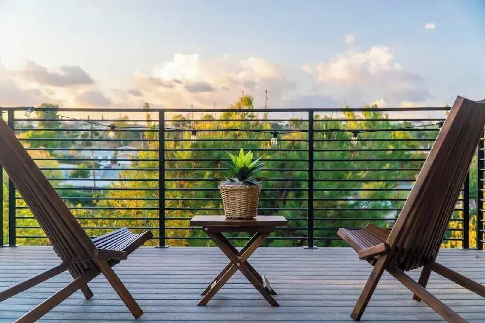 Stunning LA Luxury Retreat: Ideal for Work or Play